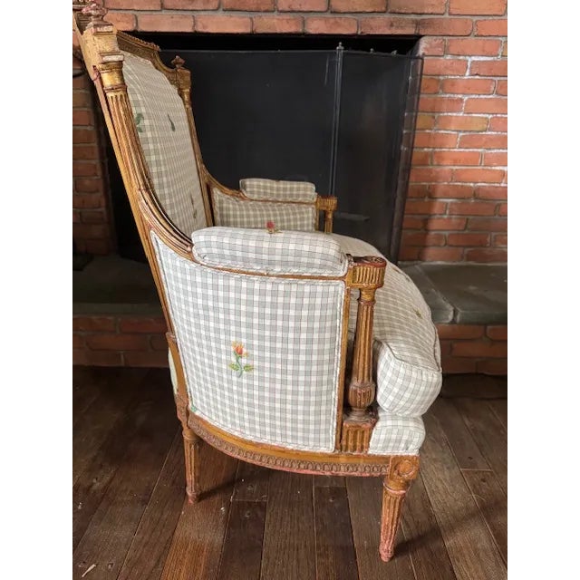 French Late 19th-Century French Louis XV-Style Giltwood Bergère, Gray Upholstery For Sale - Image 3 of 9
