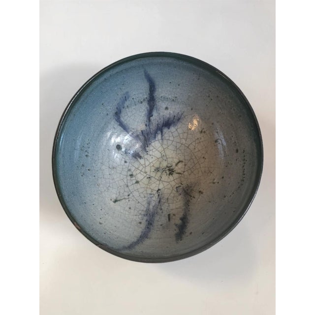 Large stoneware bowl on a foot, Nathalie Pierlot / Ratilly / Puisaye. Height 9.5 cm. Diameter 20 cm. This piece has an...