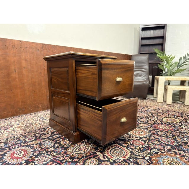 Wood English Chest of Drawers in Mahogany For Sale - Image 7 of 9