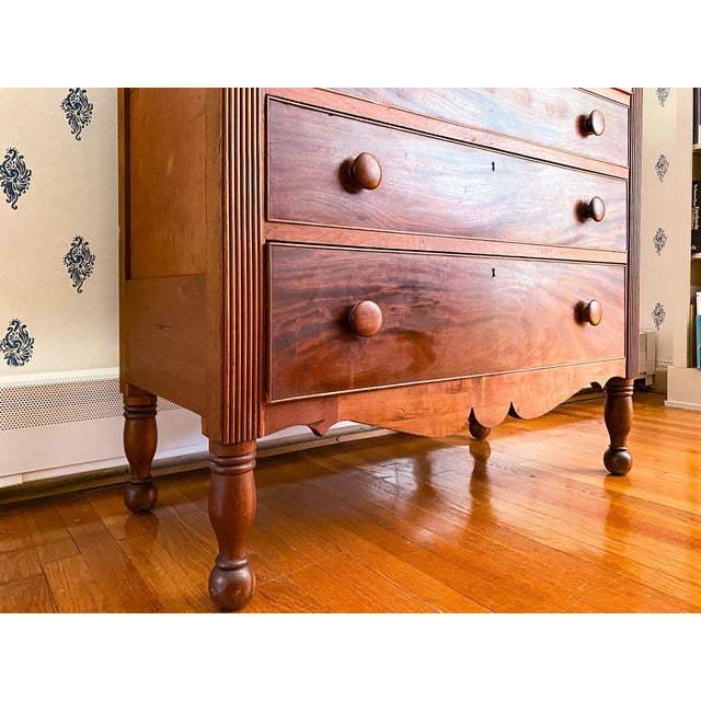 Antique Early 1800s New England Neoclassical Cherry and Mahogany Chest of Drawers For Sale In Richmond - Image 6 of 15