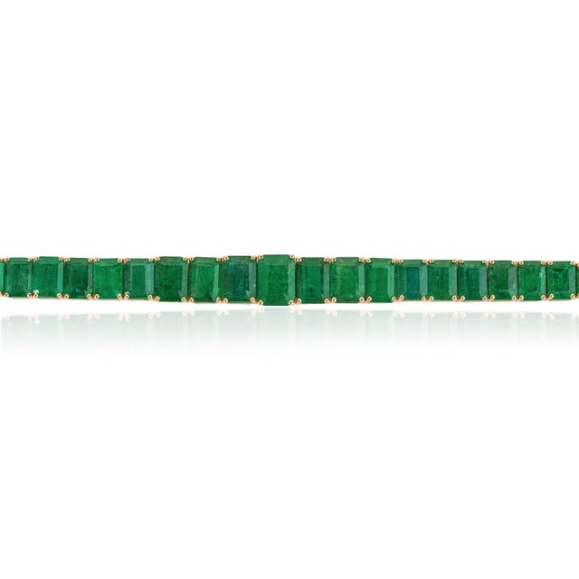 Contemporary Statement 30.46ct Natural Emerald Vintage Tennis Bracelet in 18k Yellow Gold For Sale - Image 3 of 15