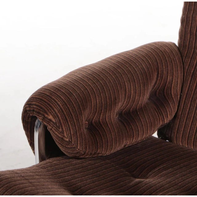 This swivelling easy chair is a cross between the famous “Jetson” lounge chair and the “Karin” lounge chair by iconic...