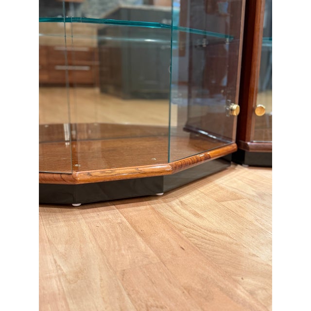 Henredon Set of 2 Cherry Wood Vitrine Illuminated Display Cabinets Book Matched Pair For Sale - Image 16 of 18