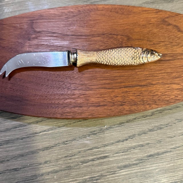 1960s Vintage Ted Arnold LTD Gold & Wood Fish Cheese Board With Knife For Sale - Image 5 of 12