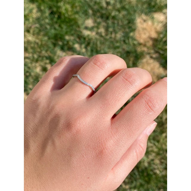 2000 - 2009 The Lyra: Ladies Vintage Curved Diamond Wedding Band in Platinum For Sale - Image 5 of 7