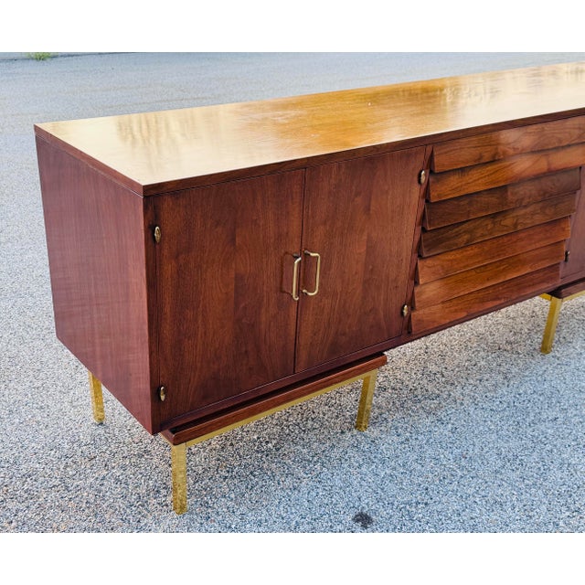 Vintage 1960s Walnut Wood Large Server Credenza by American of Martinsville Bring timeless mid-century sophistication to...