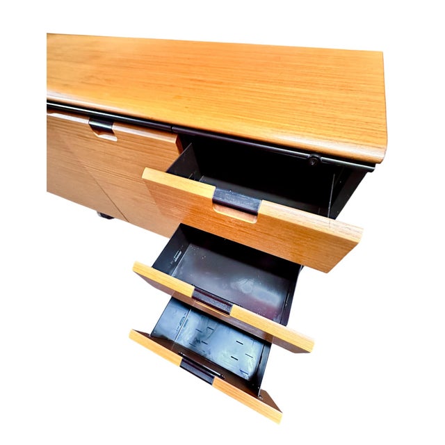 Herman Miller 1990s Herman Miller Vintage Credenza/Media/Dresser/Cabinet For Sale - Image 4 of 12