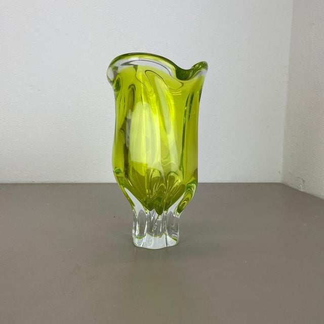 Large Abstract Yellow Green Murano Glass Vase, Italy, 1970 For Sale - Image 4 of 18