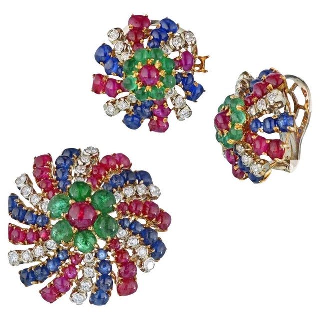 Contemporary 18K Yellow Gold Diamonds, Sapphire & Emeralds Earrings And A Brooch Jewelry Set For Sale - Image 3 of 18