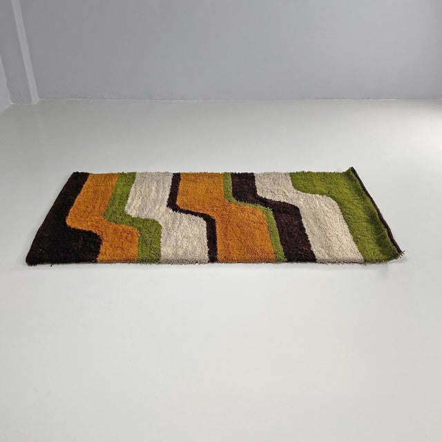 1970s Modern Italian Rectangular Rug with Wavy Decorations in Green and Orange, 1970s For Sale - Image 5 of 18