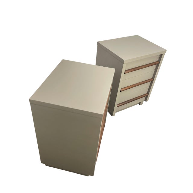 Pair of Restored American of Martinsville Chestnut Gray Lacquer Nightstands With Walnut Pulls, 1970s For Sale - Image 9 of 13