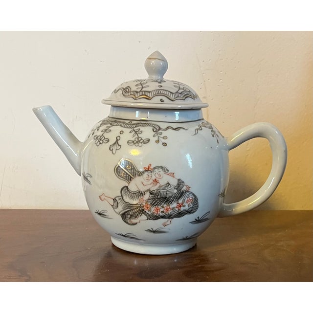 18th Century Antique 18th Century Qianlong Chinese Export Porcelain Tea Pot Decorated en Grisaille With Courting Couples For Sale - Image 5 of 13