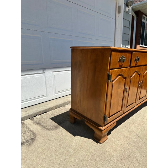 Vintage 1960s Ethan Allen by Baumritter Solid Maple Hutch & Buffet Set – Early American Collection, Nutmeg Maple Finish For Sale - Image 10 of 11