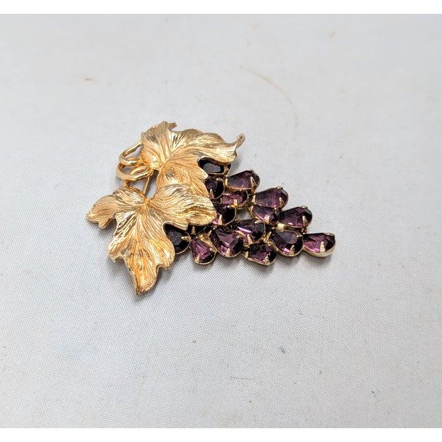 Mid-Century Modern Vintage 1960s Signed Napier Goldtone Faux-Amethyst Grape Cluster Brooch For Sale - Image 3 of 6