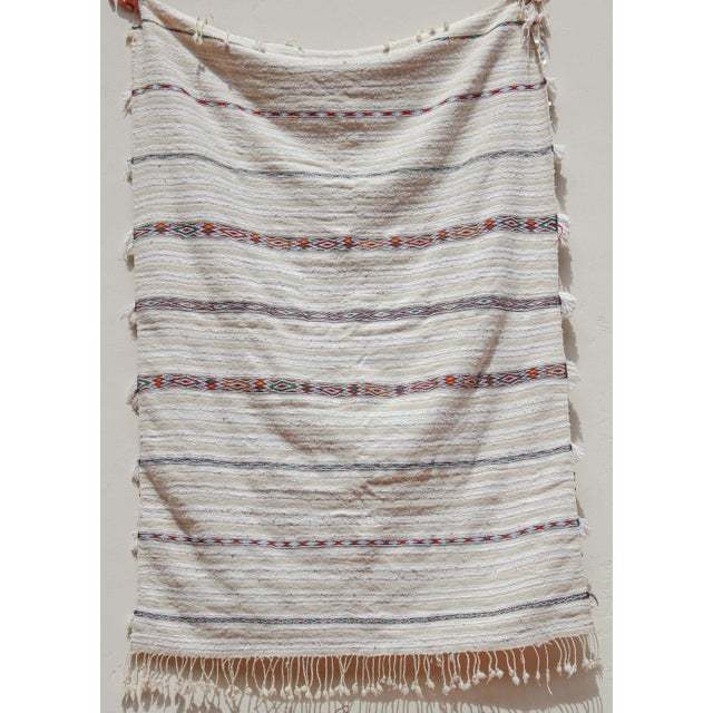Off-white Vintage Moroccan Berber Shawl, Handwoven Wool, 1950s Bohemian Style For Sale - Image 8 of 18