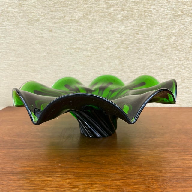 Large Mid-Century Modern Handblown Emerald Art Glass Centerpiece. Circa 1960s For Sale In Miami - Image 6 of 12