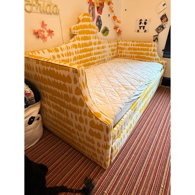 Textile Schumacher "Queen of Spain" Daybed With Trundle For Sale - Image 7 of 10
