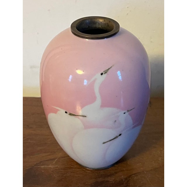 Antique 19th Century Japanese Meiji Wireless Cloisonne Bird Vase Decorated With Egrets or Cranes in Pink and White Enamels For Sale - Image 13 of 16