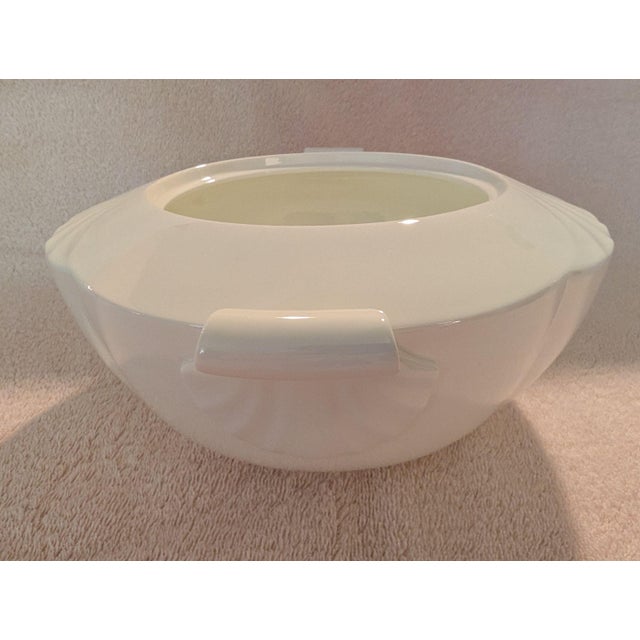 1980s Villeroy & Boch "Arco Weiss" 2.5 Qt Covered Vegetable/Tureen For Sale - Image 9 of 17
