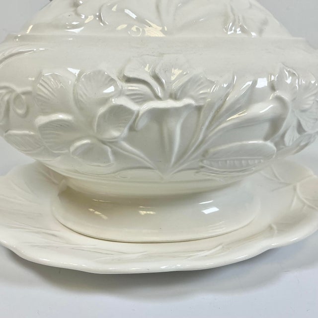 Mid-Century Hollywood Regency Coastal Cream Ware Iris Motif Ironstone Soup Tureen - 3 Piece Set For Sale - Image 12 of 18