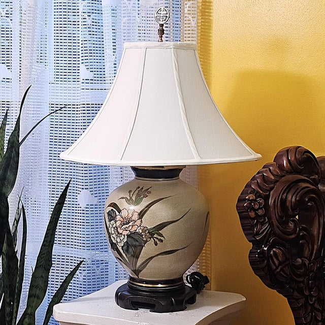 Elegant vintage Heyward House Chinoiserie table lamp in a classic ginger-jar silhouette. Likely dating to the late 20th...
