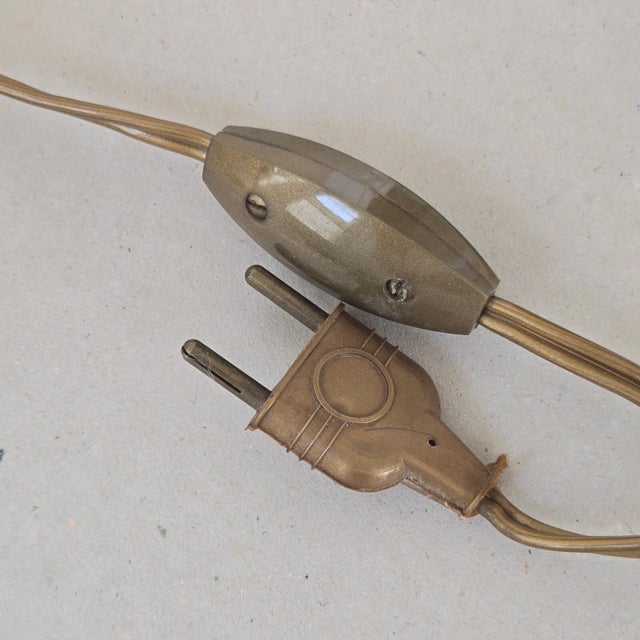 Mid-Century Modern Vintage White and Gold Crackle Ceramic Tripod Lamp with Feathers, 1950s For Sale - Image 3 of 11