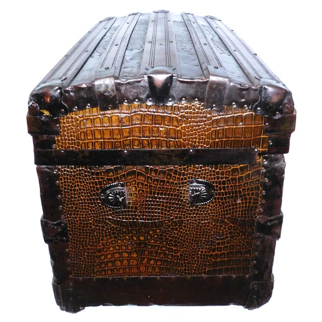 Antique Alligator Skin Design Metal, & Oak Slats Camelback Domed, Wheeled Steamer Trunk For Sale In Portland, ME - Image 6 of 11