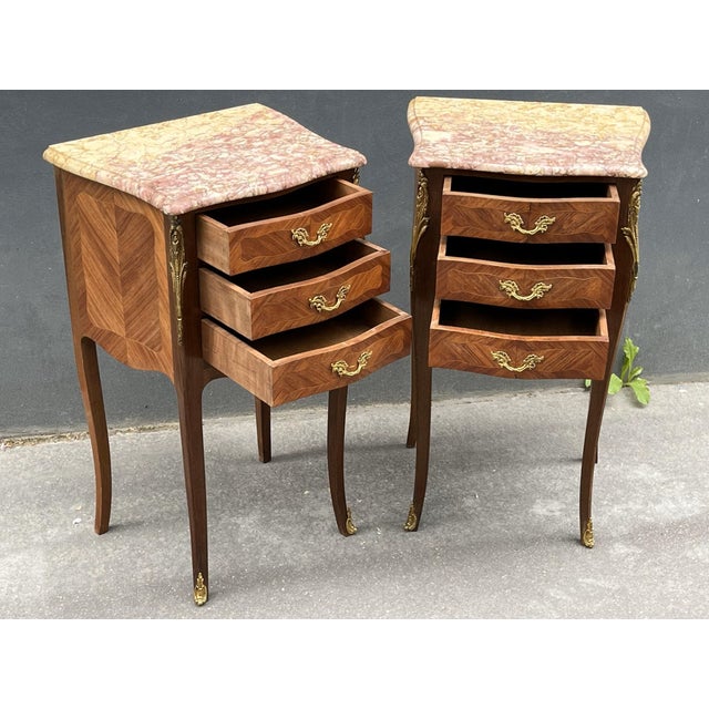 French 1940s Pair of French Louis XV Style Rosewood Side Tables Nightstands. For Sale - Image 3 of 7
