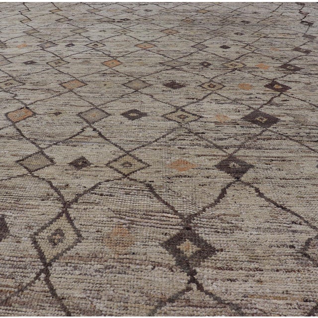 Modern Hand-Knotted Rug in Wool With Sub-Geometric Interlocked Diamond Design 10'1 X 13'9 For Sale - Image 4 of 11