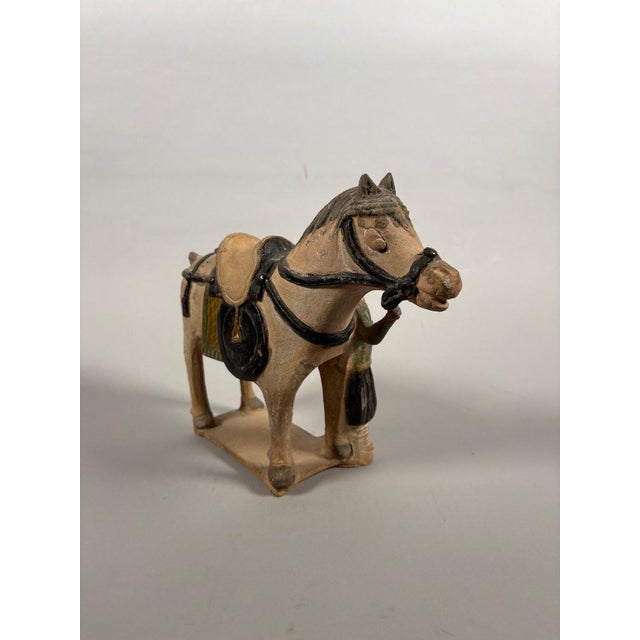 Asian Ming Dynasty Mingqi figurine of a groom, terracotta - China, 22cm, Archaeology For Sale - Image 3 of 9