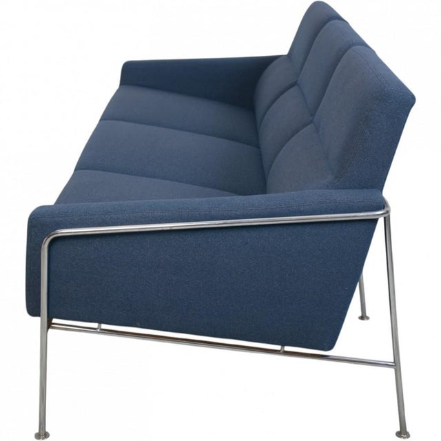 3303 Three-Seater Airport Sofa in Blue Fabric by Arne Jacobsen, 1980s For Sale - Image 17 of 18