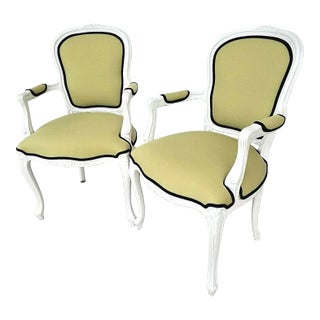 Vintage French Provincial Louis XV White Armchairs - Set of 2 For Sale