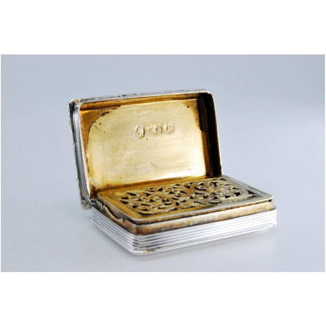 George IV Silver and Gold Vinaigrette Box with Friezes and Raised Lid For Sale - Image 4 of 11
