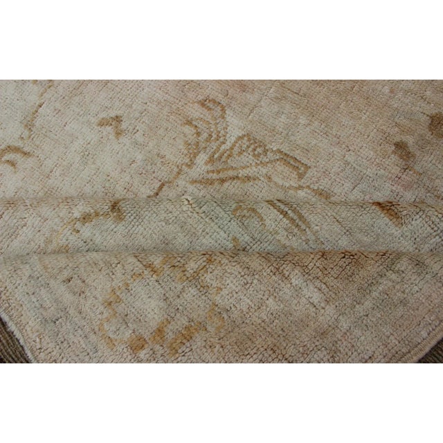 Cream Background Mid Century Vintage Oushak Rug From Turkey With Floral Design For Sale In Atlanta - Image 6 of 13