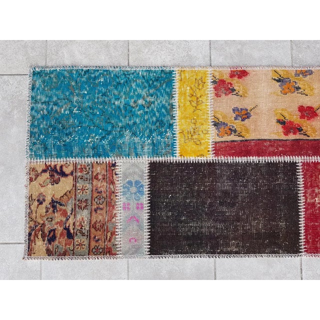 Turkish Mid 20th Century Oushak Multicolour Turkish Runner Rug For Sale - Image 3 of 10