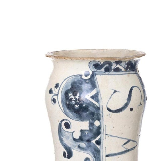 Earthenware - Pair of pharmacy sleeves in earthenware - 17th century. Portuguese; 17th/18th century; "Baroque Cartouche"...