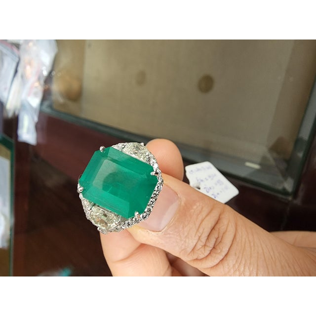 The School of Paris Natural Zambian Emerald 9.24 Carats and Diamonds Half Moon 1.01 Carats in 14k, Size 6 For Sale - Image 3 of 18