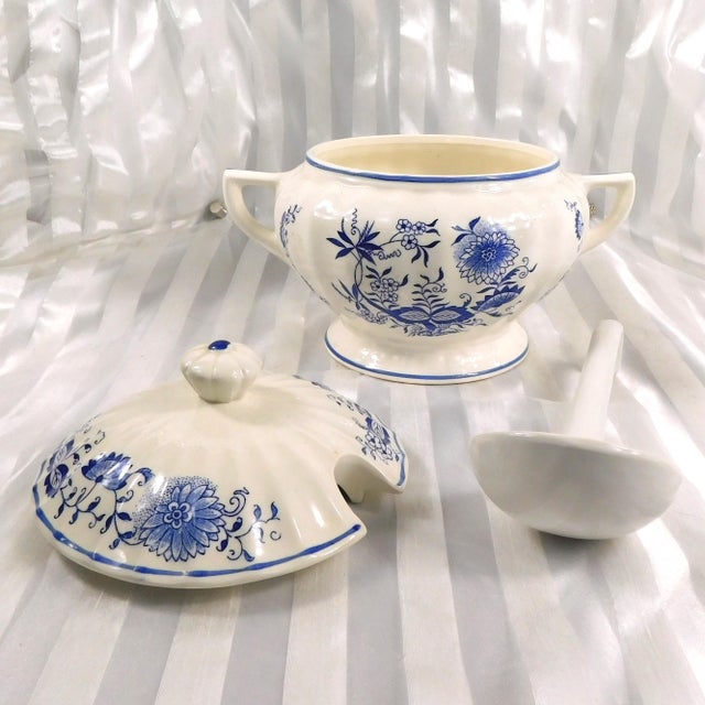 1960s 1960s Footed Covered Soup Tureen in Blue Onion For Sale - Image 5 of 6