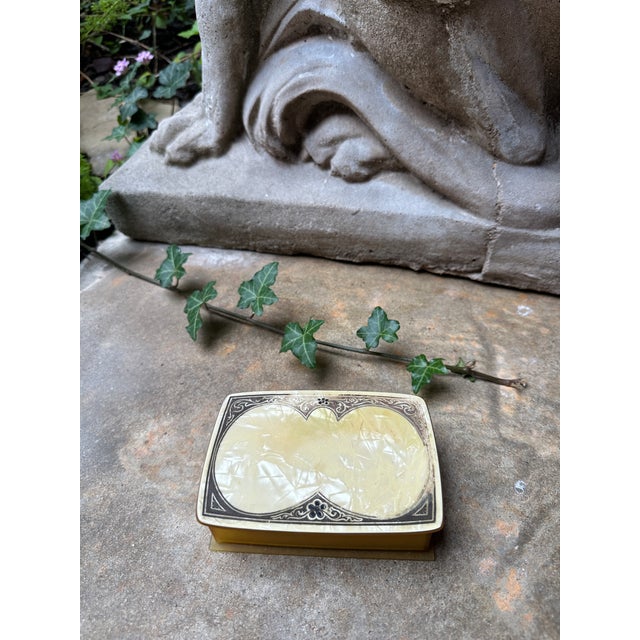 Art Deco 1930s Art Deco Butterscotch Bakelite Hinged Box With Marbled Lid For Sale - Image 3 of 7