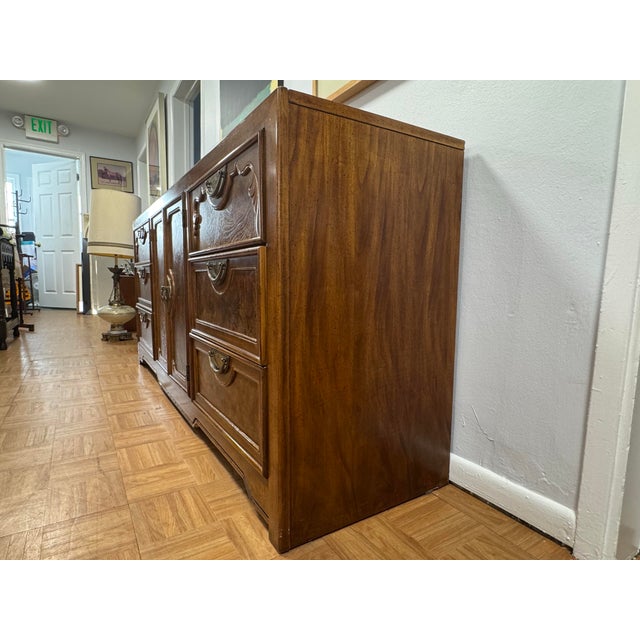 1980s Vintage Hollywood Regency Chinoiserie Burl Walnut Credenza / Dresser With Brass Hardware — 1980s For Sale - Image 5 of 12
