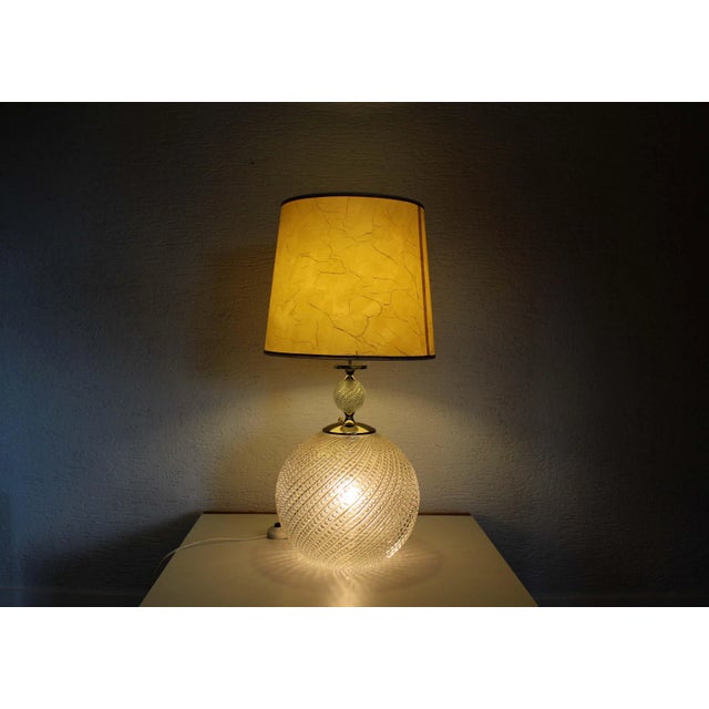 This lamp from Hustadt Leuchten has a base composed of two glass balls, the lower one can be lit thanks to a double switch...