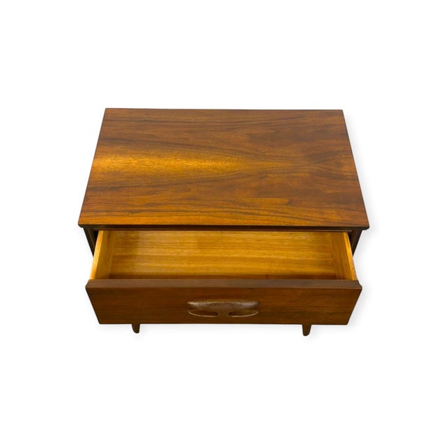 Vintage Mid Century Modern Bassett Walnut 3-Piece Bedroom Set – 9-Drawer Dresser, Highboy Chest & Nightstand. For Sale In Seattle - Image 6 of 13
