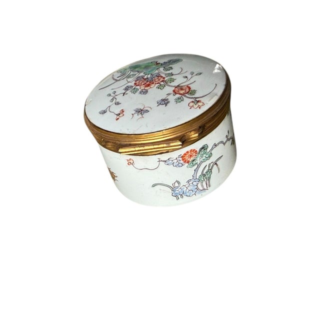 Chantilly Kakiemon Circular Soft Paste Snuff Box, Circa 1745 For Sale - Image 4 of 10