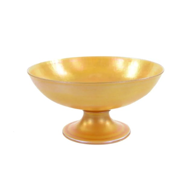 Quetzal glass beautiful iridescent gold footed bowl. This is a beautiful piece that will add to your décor!