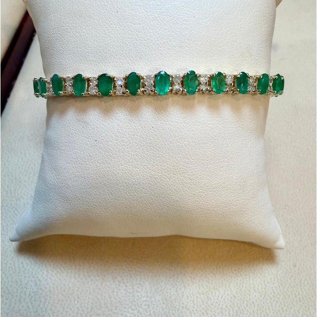 15 Carat Natural Emerald & 2.2 Carat Diamond Tennis Bracelet 14 Kt Yellow Gold For Sale In New York - Image 6 of 8