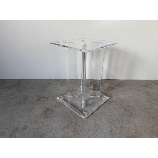 Mid-Century Modern 1980s Vintage Postmodern Design Sculptural Clear Lucite Side Table / Pedestal For Sale - Image 3 of 12