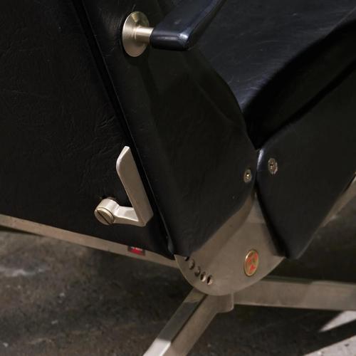 Black P40 Lounge Chair in Stainless Steel and Black Faux Leather by Osvaldo Borsani for Tecno, Italy, 1950s For Sale - Image 8 of 13