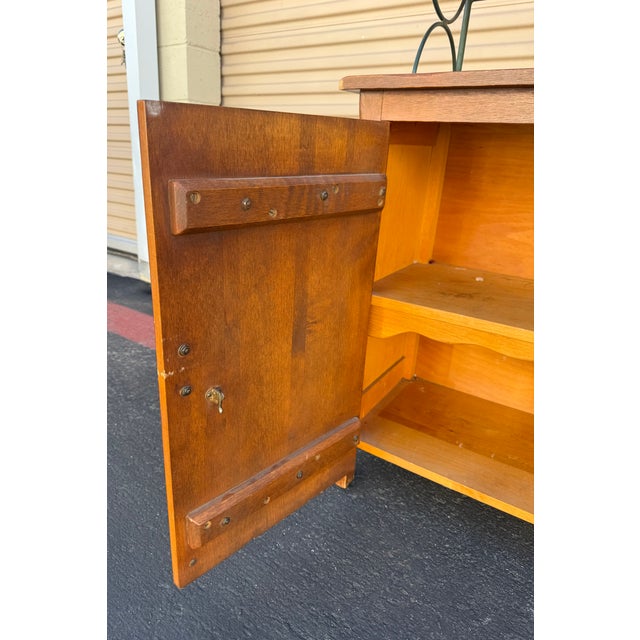 1940s Monterey Furniture Company Maple Baker’s Rack/Hutch With Green Wrought Iron and Shelving For Sale - Image 9 of 14