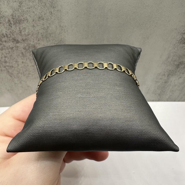 This elegant 14kt Yellow Gold Circle Link Bracelet features a 5.2mm width and a 7.5-inch length, offering a timeless and...