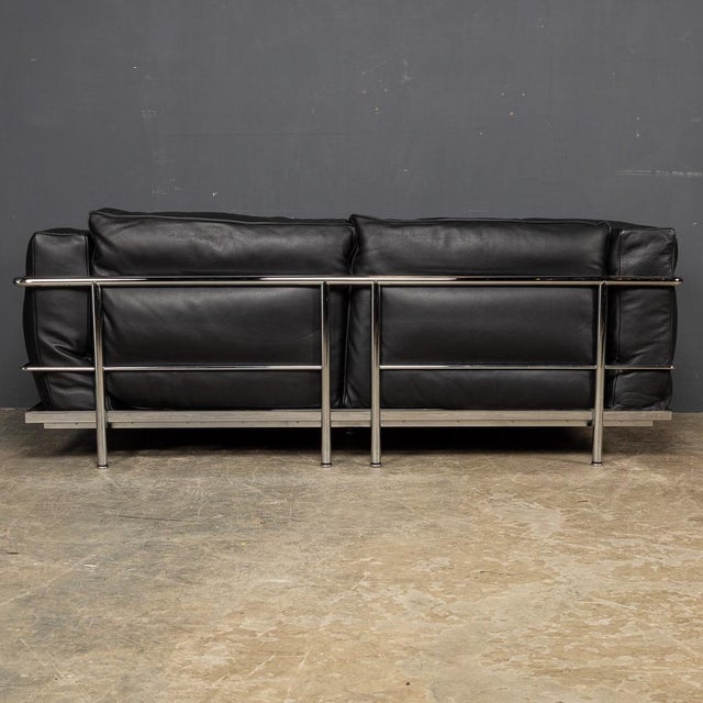 Large Model Sofa by Le Corbusier for Cassina, 2000s For Sale - Image 4 of 18